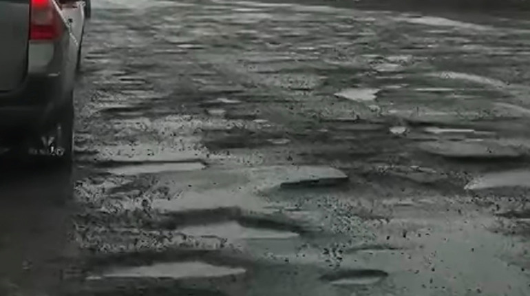 Асфальт зійшов разом зі снігом. Коли почнуть латати ями? Чи є гроші на капремонт?