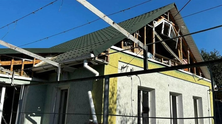 Ворожий обстріл Чорнобаївки на Херсонщині: пошкоджені десятки будинків, є поранені