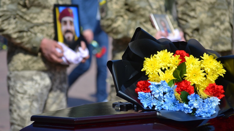 Кому в Южноукраїнській громаді виплачується матеріальна допомога на поховання загиблих військових?