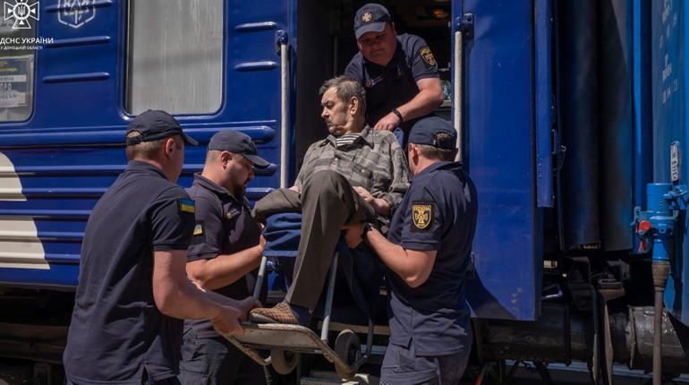 ДСНС вивезли людину з зони активних бойових дій. Продовжується евакуація потягом з Покровська