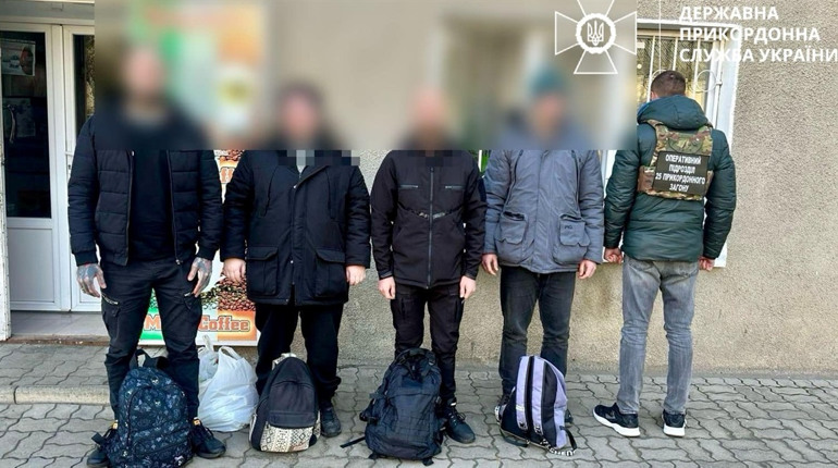 На Новий рік до Молдови за 5 тисяч доларів: на кордоні затримали шістьох чоловіків