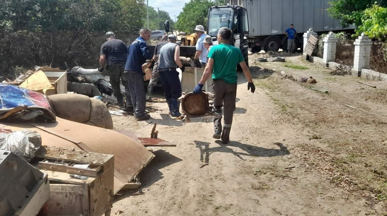 Комунальники зі Сміли допомагають розбирати зруйноване на Херсонщині