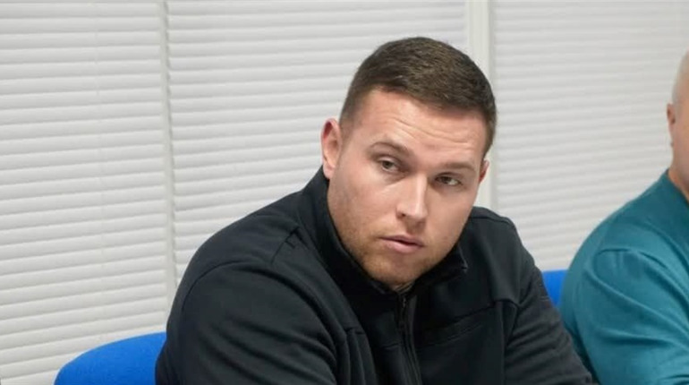 Під час обстрілу автобуса в Херсоні допомагав постраждалим: на відео впізнали посадовця МВА
