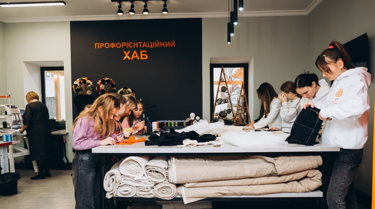 На Одещині відкрили профорієнтаційний хаб, де підлітки тестують професії на практиці