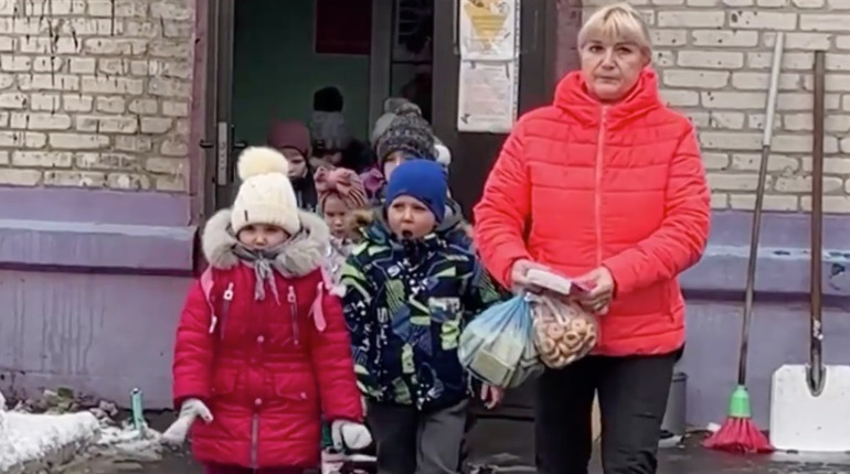 "Щасливе" дитинство на окупованій Луганщині. Російські пропагандисти "похвалилися" дитсадком