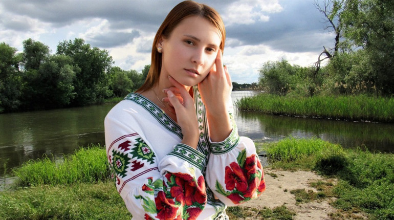 “У нитках — моя пам’ять”: біляївчанка Тетяна Степаненко вишила сорочку мрії