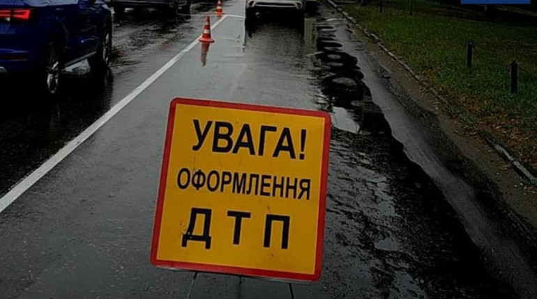 У Переяславі автомобіль збив жінку, яка вийшла на проїжджу частину: хроніка поліції