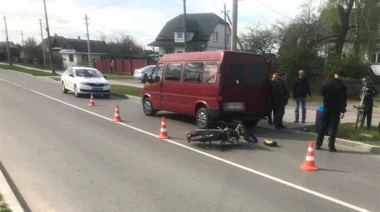 Взяв мопед без дозволу: в Сарнах неповнолітній врізався в мікроавтобус