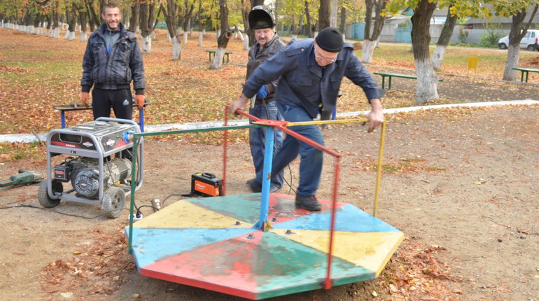 Чим біляївські комунальники займались в робочий час на ігровому майданчику 
