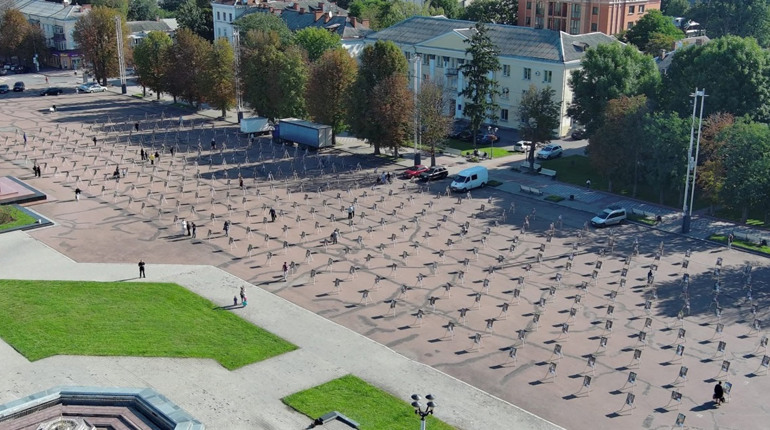 У Хмельницькому на Майдані Незалежності представили фотовиставку зі світлин Героїв