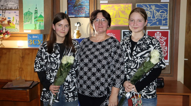 Нетішинський міський краєзнавчий музей запрошує на персональну виставку сестер Погуральських