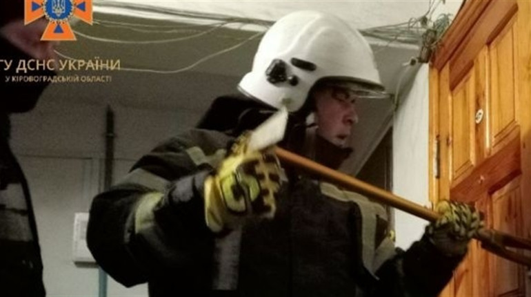 Знам’янські рятувальники визволили 90-річну жінку з власного помешкання