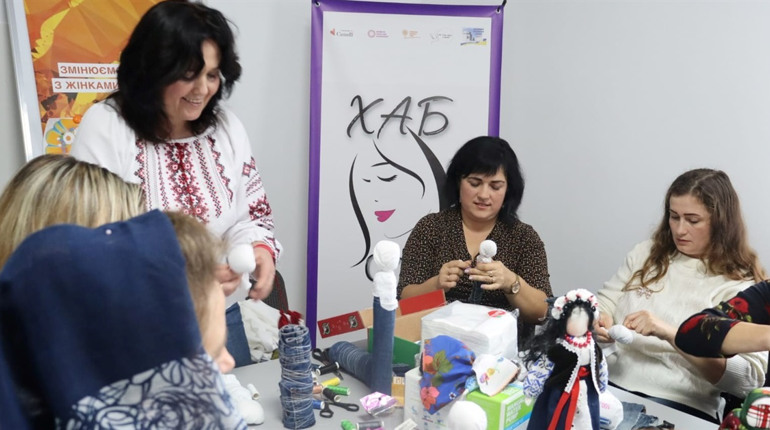 Кременецька мисткиня поділилась секретами виготовлення ляльки у ХАБі “Сильна”