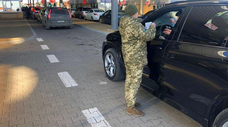 Чоловіки призовного віку можуть виїздити за кордон для супроводу родичів на лікування