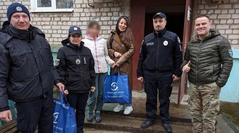 Шосткинські правоохоронці доставили допомогу сімʼям, які опинились в складних життєвих обставинах