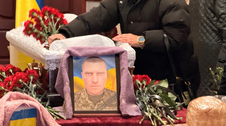 Первомайськ провів в останню путь ще одного захисника — Дениса Яструба