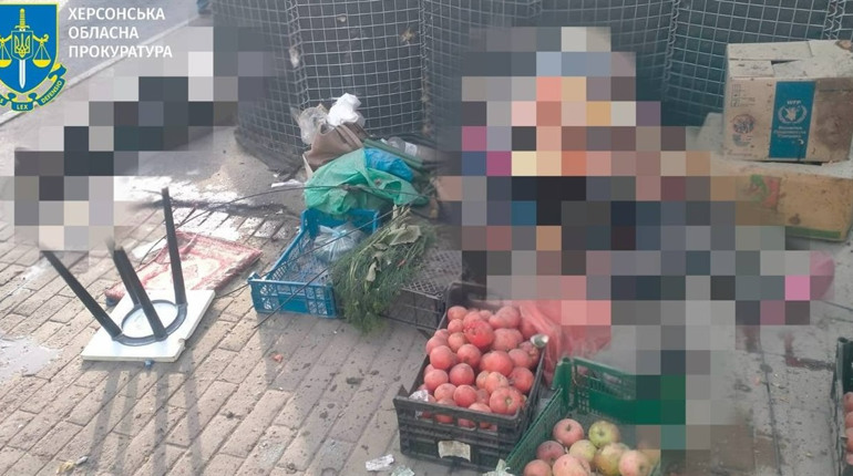 Окупанти вдарили поряд із ринком у центрі Херсона: є загиблі та поранені