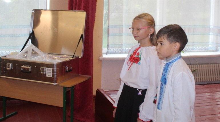 Скрині математичних скарбів. Шість закладів освіти Городоччини отримали подарунки від UNICEF