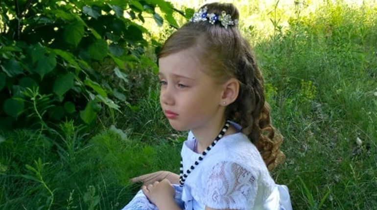 Скаржилась на головний біль і втратила свідомість: 8-річній лозівчанці потрібна термінова операція