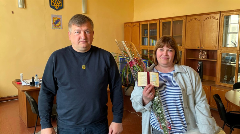 Багатодітній матері з прикордонного села на Глухівщині вручили відзнаку «Мати-героїня»