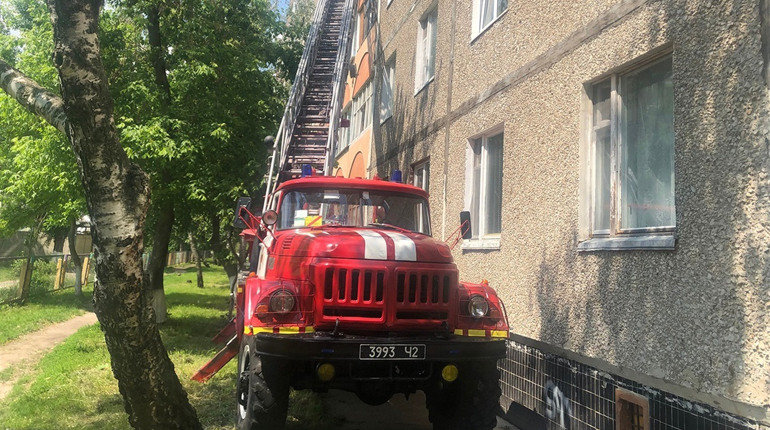 Рятувальники звільнили бабусю із зачиненої квартири на четвертому поверсі у Вараші