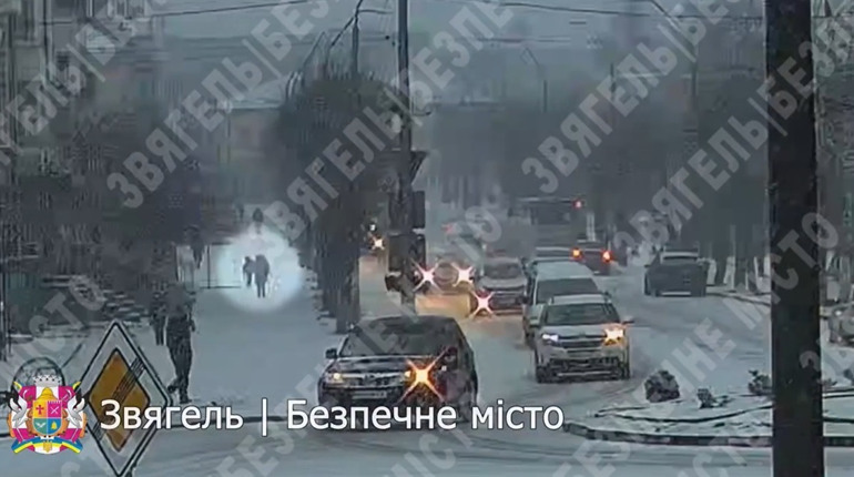 Камера відеоспостереження у центрі Звягеля зафіксувала, як дитину збила автівка