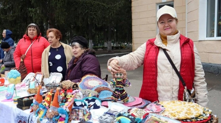 Про друге життя в усіх сенсах. У Первомайську відкрилася виставка робіт Олени Попової