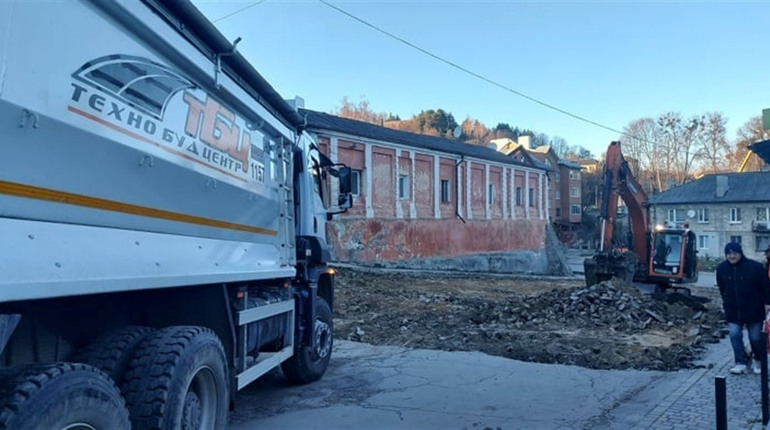 На вулиці Ліцейній в Кременці триває ремонт дороги
