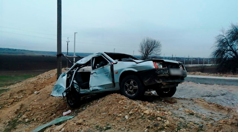 На Херсонщині водій напідпитку врізався в бетонну електроопору. Його пасажир загинув на місці