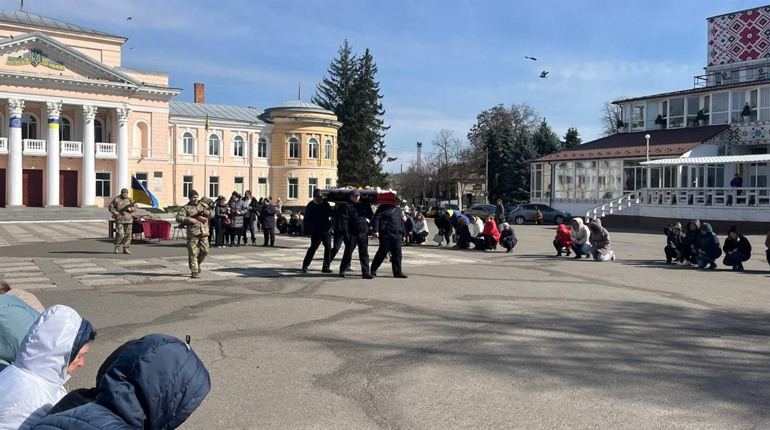 Первомайськ попрощався із загиблим захисником Артемом Мішушиним