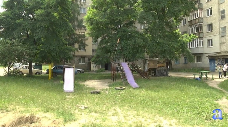 Як юний шосткинець облаштовує майданчик у багатоквартирному будинку