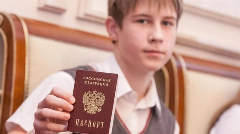 На Луганщині окупанти примусово видають дітям російське громадянство
