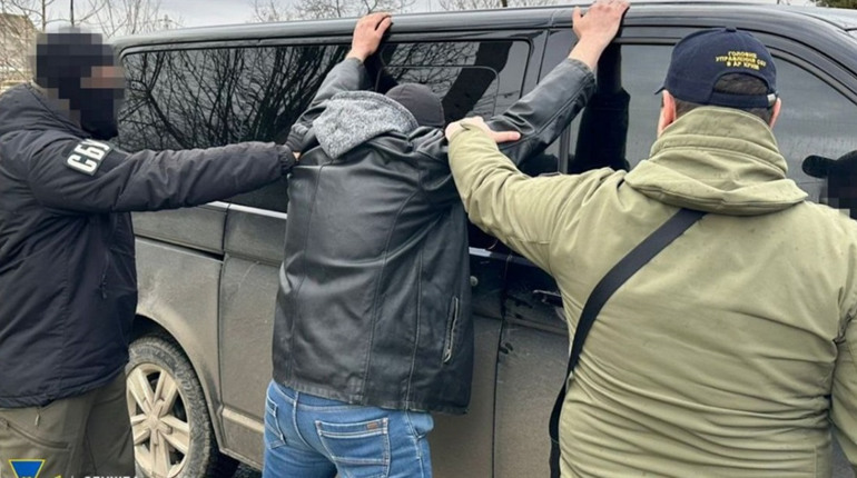 Чотири роки ховався в підвалі: у Херсоні затримали рецидивіста-зрадника