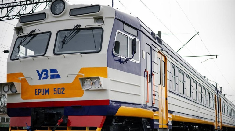 Тепер з клімат-контролем і в електричці. Укрзалізниця встановлює кондиціонери на приміські поїзди