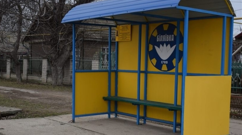 Made in Біляївка: комунальники продовжують виготовляти для громади автобусні зупинки і контейнери 
