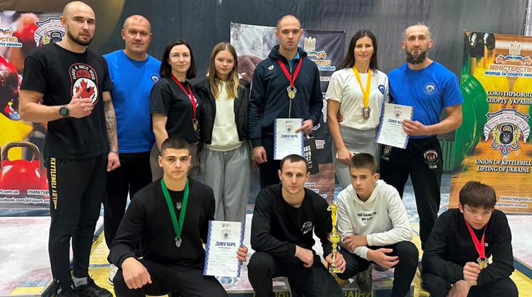 Третє загальнокомандне й особисті рекорди: як виступили сарненські гирьовики на Кубку України