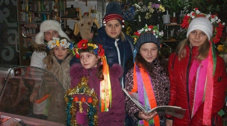 Глава семьи за горой еды и лечение Козы: а вы знаете о традициях и обычаях щедрования и посевания? 