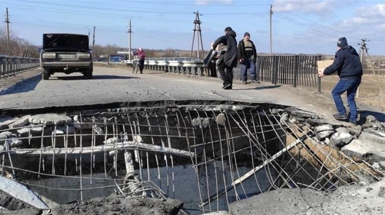 Живуть у підвалі з 5 березня - поліцейські роздають гуманітарну допомогу жителям Великої Новосілки