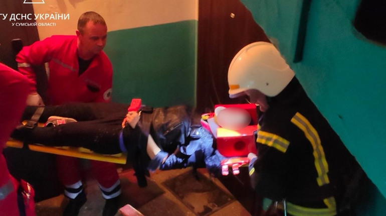 Рятувальники допомогли лікарям транспортувати жінку, яка випала з вікна у Шостці