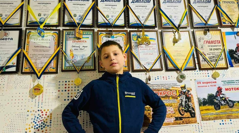 Їздити професійно, або ніяк: як 8-річний Назар Гребельний займається мотокросом і завойовує нагороди