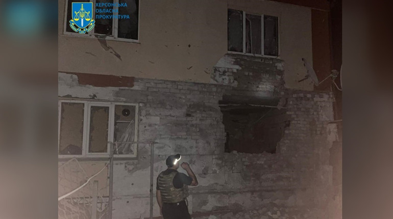 Окупанти поцілили у житловий будинок в Антонівці: загинула жінка, чоловік — поранений