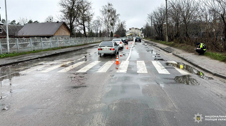 У Сарнах під колесами авто загинула пішохідка