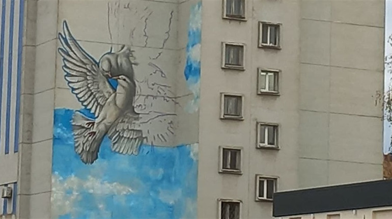 На будівлі архіву у Херсоні створюють новий мурал — ми вже бачили частину