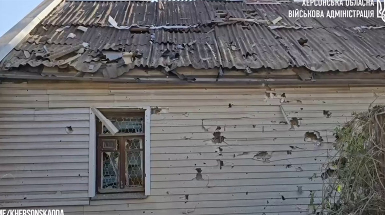 На Херсонщині російські терористи поцілили у житлові будинки та навчальний заклад