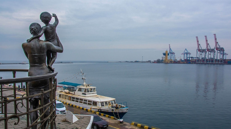 Ворог вдень атакував Одесу балістичною ракетою. Одна людина загинула, є поранені