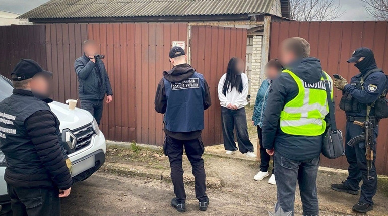 У Шостці правоохоронці затримали підозрюваного у хабарництві за вплив на посадовців ТЦК