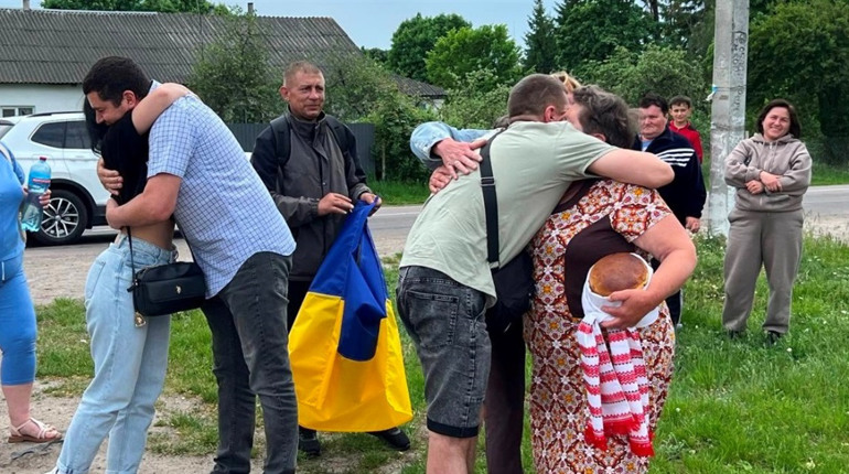 З полону — до мами: на Сарненщині зустріли звільненого захисника