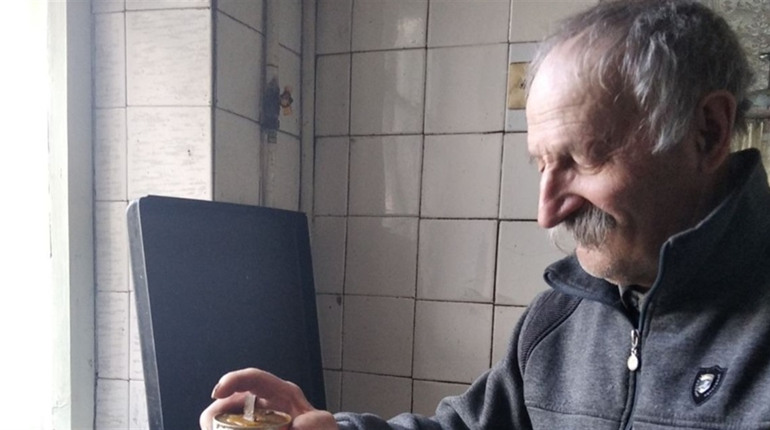 84-річний глухівчанин виготовив понад 300 окопних свічок для ЗСУ