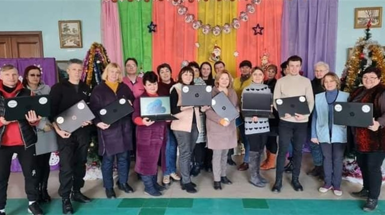 Жовтоводські вчителі отримали 100 ноутбуків від фундації Олени Зеленської
