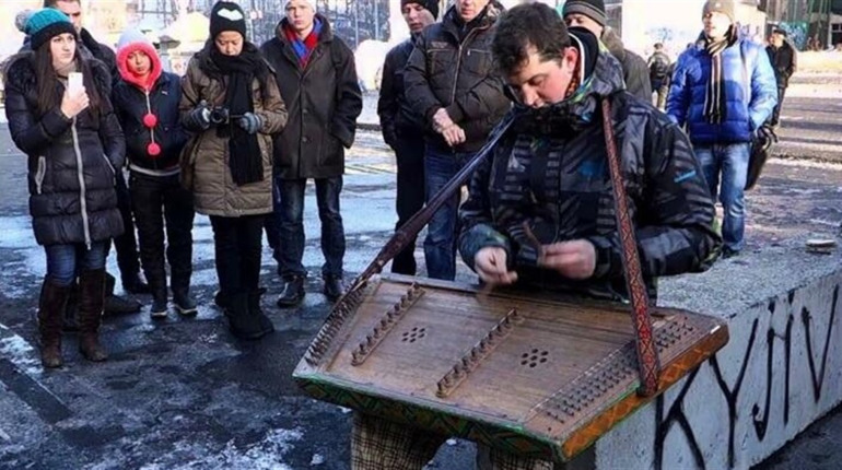 Зі щитом і цимбалами: як прикарпатський музикант Петро Сказків боровся під час Революції Гідності